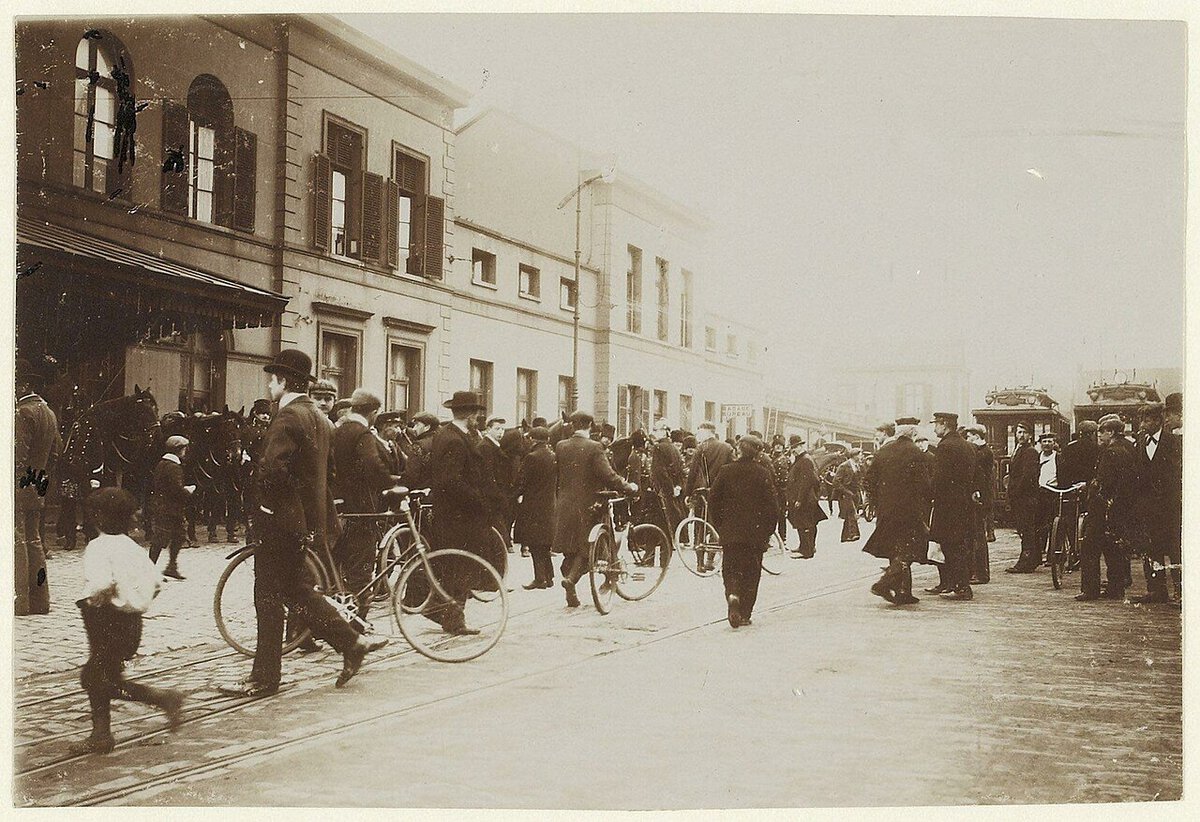 Haarlemse deelnemers aan de landelijke spoorwegstaking voor het stationsgebouw aan het Stationsplein