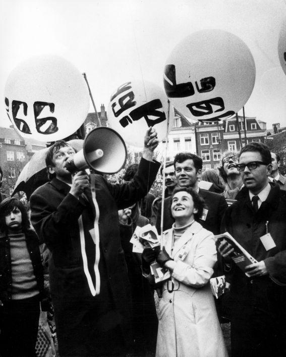 Hans van Mierlo voert campagne voor D66 in 1971.