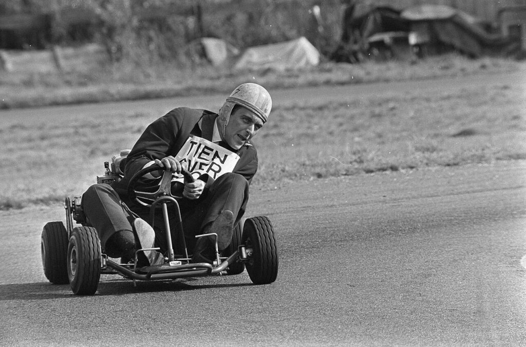 Cartingwedstrijd voor politici (1967). Han Lammers wint in een T-shirt met de tekst Tien over Rood.