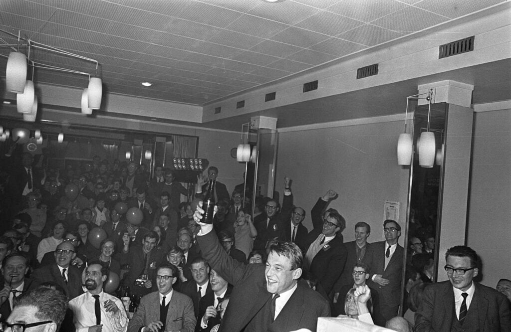 Hans van Mierlo viert de verkiezingsuitslag in 1967.