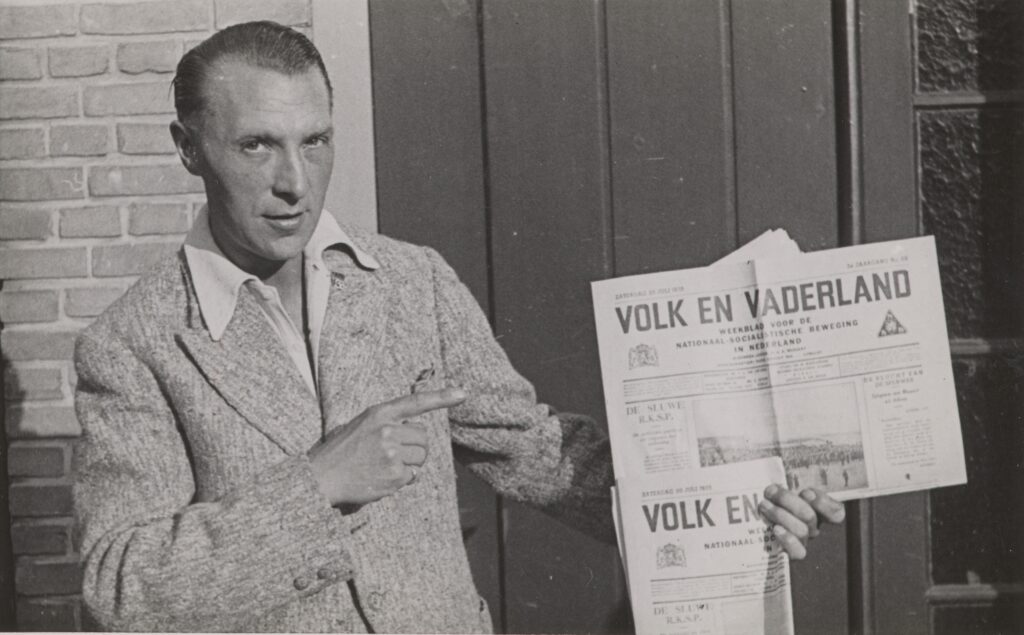 Colporteur met de NSB-krant Volk en vaderland, juli 1935.