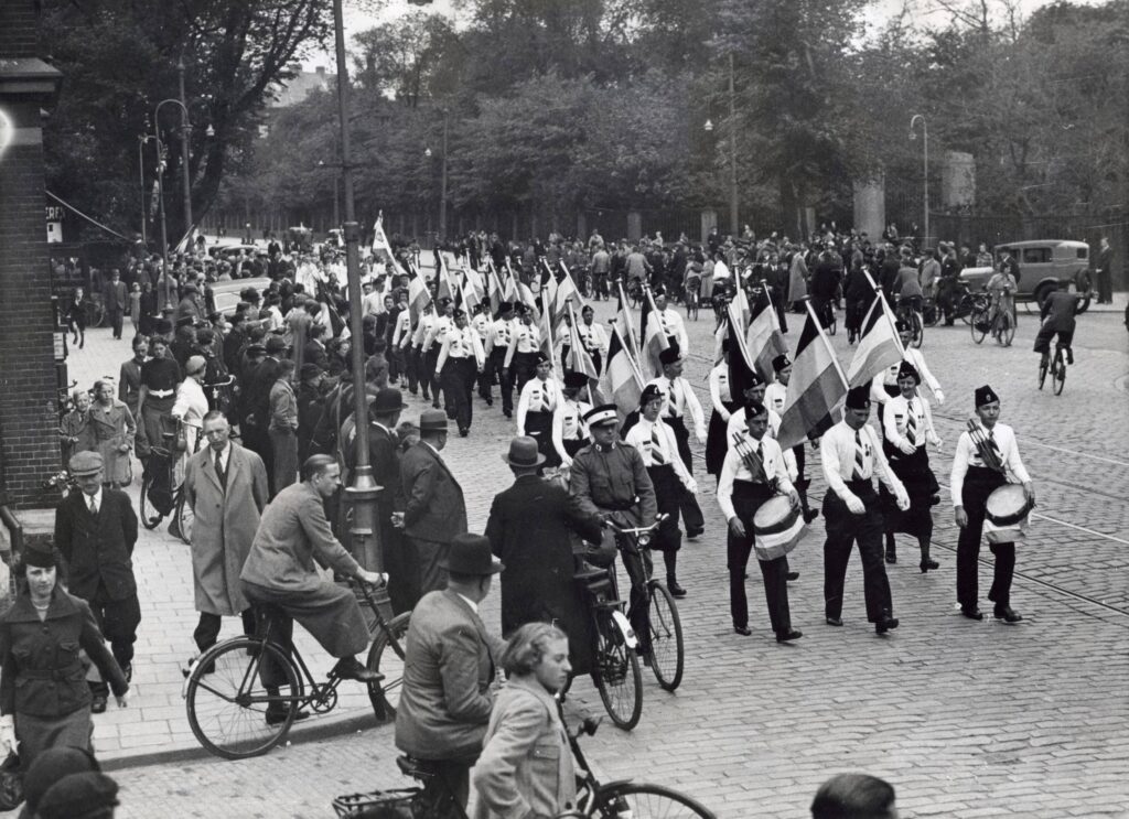 Een mars van de vereniging De Princevlag, een onderdeel van NSB-jeugdbeweging de Jeugdstorm. Amsterdam, 20 mei 1937