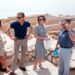 Een veiligheidsagent met Uzi waakt over kroonprinses Beatrix en prins Claus, tijdens een bezoek aan Masada bij de Dode Zee op 1 mei 1976.