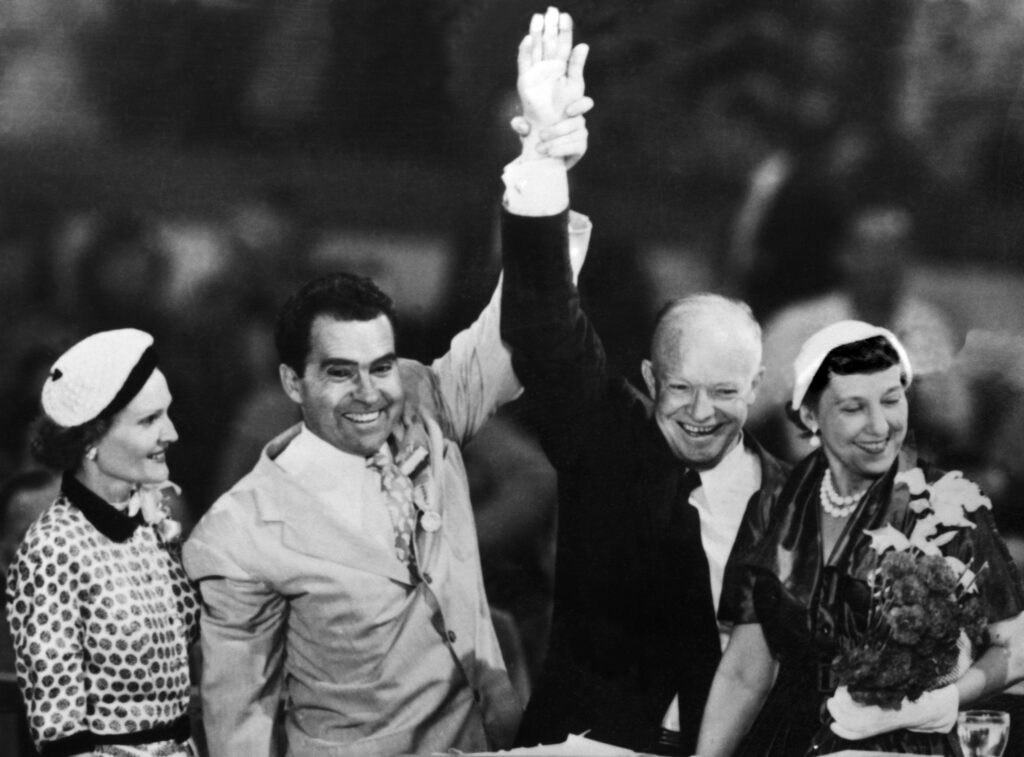 Nixon en Eisenhouwer wonen met hun echtgenotes de Republikeinse Conventie bij