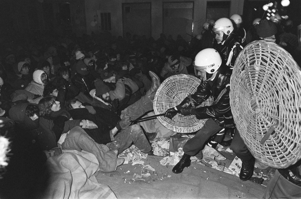 Marechaussee de straat op