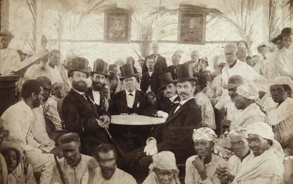 Europeanen delen aalmoezen uit aan arme Antillianen op het vijfentwintigste jubileum van de afschaffing van de slavernij in 1888