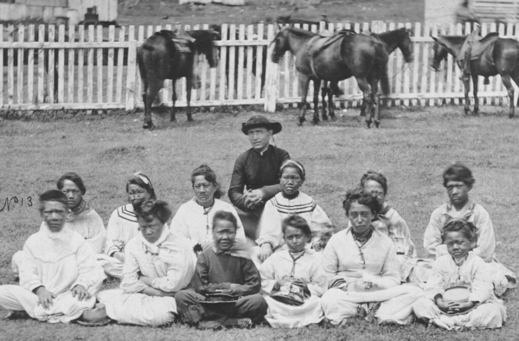 Damiaan in de jaren 1870, temidden van Hawaiaanse weesmeisjes