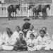 Damiaan in de jaren 1870, temidden van Hawaiaanse weesmeisjes