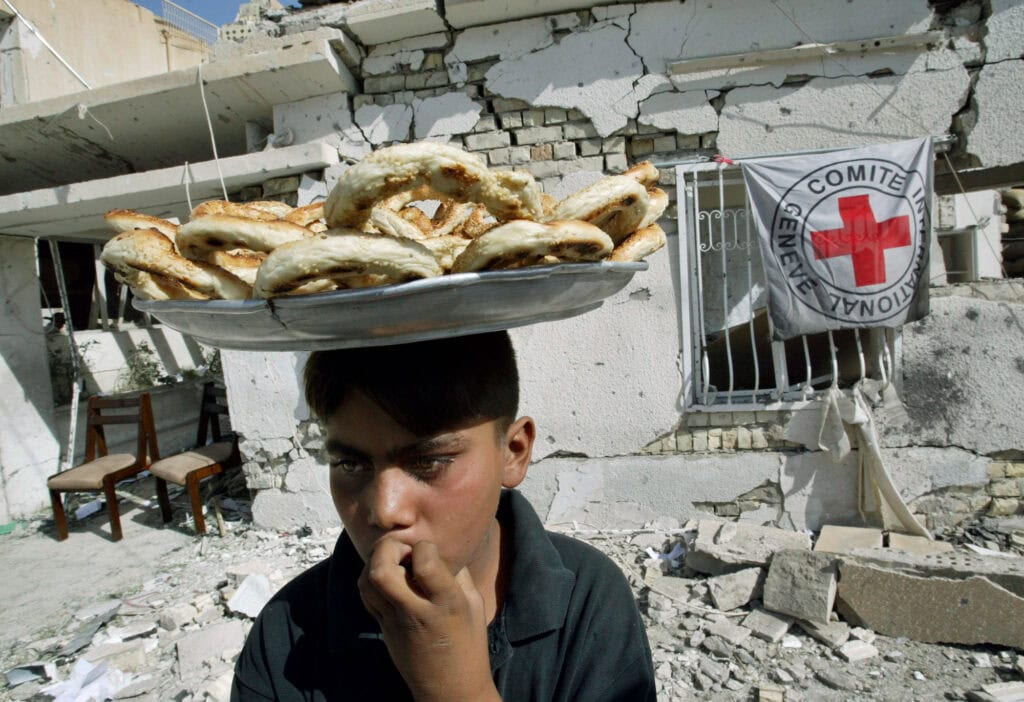 Het verwoeste hoofdkwartier van het internationale Rode Kruis in Irak