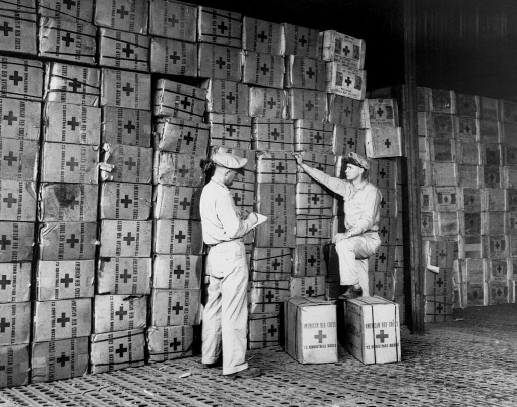 Rode Kruismedewerkers proberen iedere soldaat in de Filipijnen een kerstpakket te bezorgen