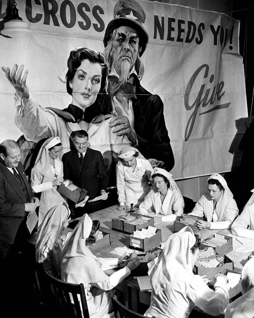 Vrijwilligers van het Amerikaanse Rode Kruis bereiden een fondswervingsactie voor