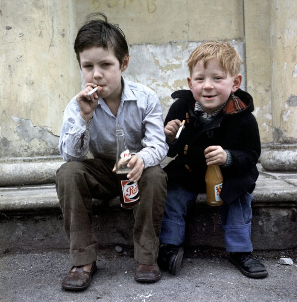 Straatjongens roken in 1962