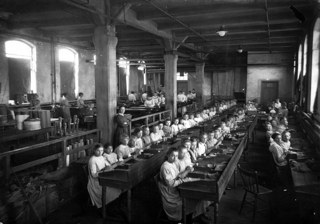 Tienermeisjes werken in een sigarettenfabriek
