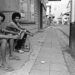 Surinaamse jongens durven ondanks de avondklok de straat op. Paramaribo, 1981.
