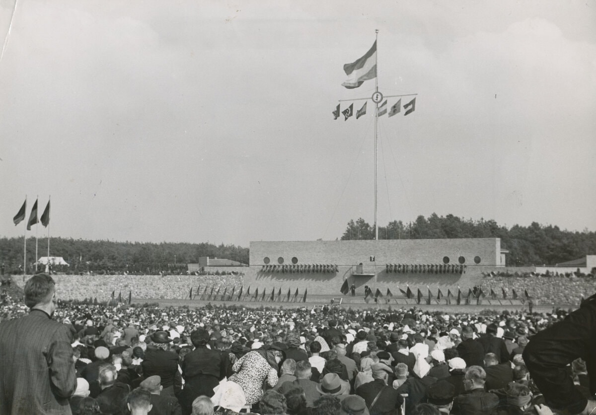 De NSB houdt de ‘Hagespraak der Bevrijding’. Lunteren, 22 juni 1940.