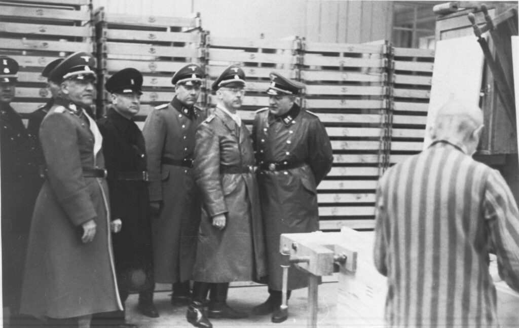 Nazileider Heinrich Himmler (tweede van rechts) geeft Mussert een rondleiding door concentratiekamp Dachau, januari 1941.