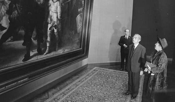 Hirohito bekijkt de Nachtwacht tijdens een staatsbezoek aan Nederland, 1971.
