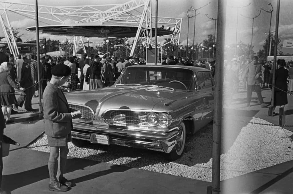 Een Russisch jongetje vergaapt zich aan een Amerikaanse slee.