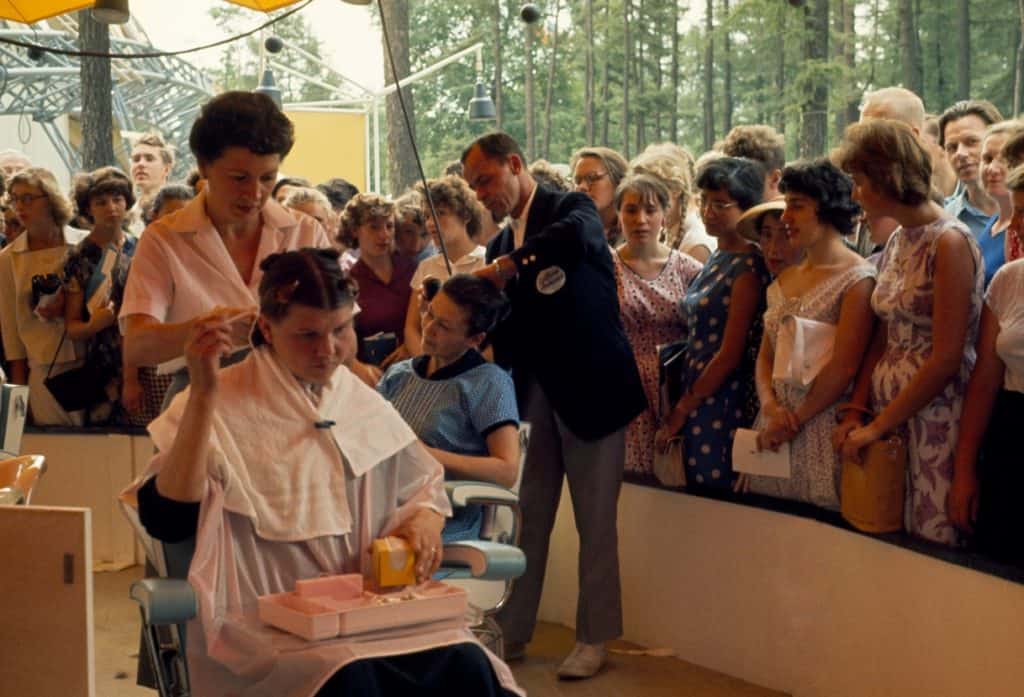 Een Russin laat zich een Amerikaans kapsel aanmeten.