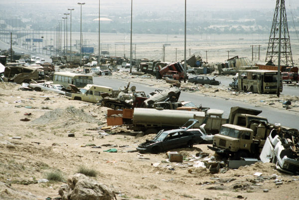 De Iraakse troepen vluchten via snelweg 80, ook wel de ‘Highway of Death’ genoemd.
