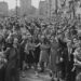 In de zomer van 1945 vieren Nederlanders de Bevrijding.