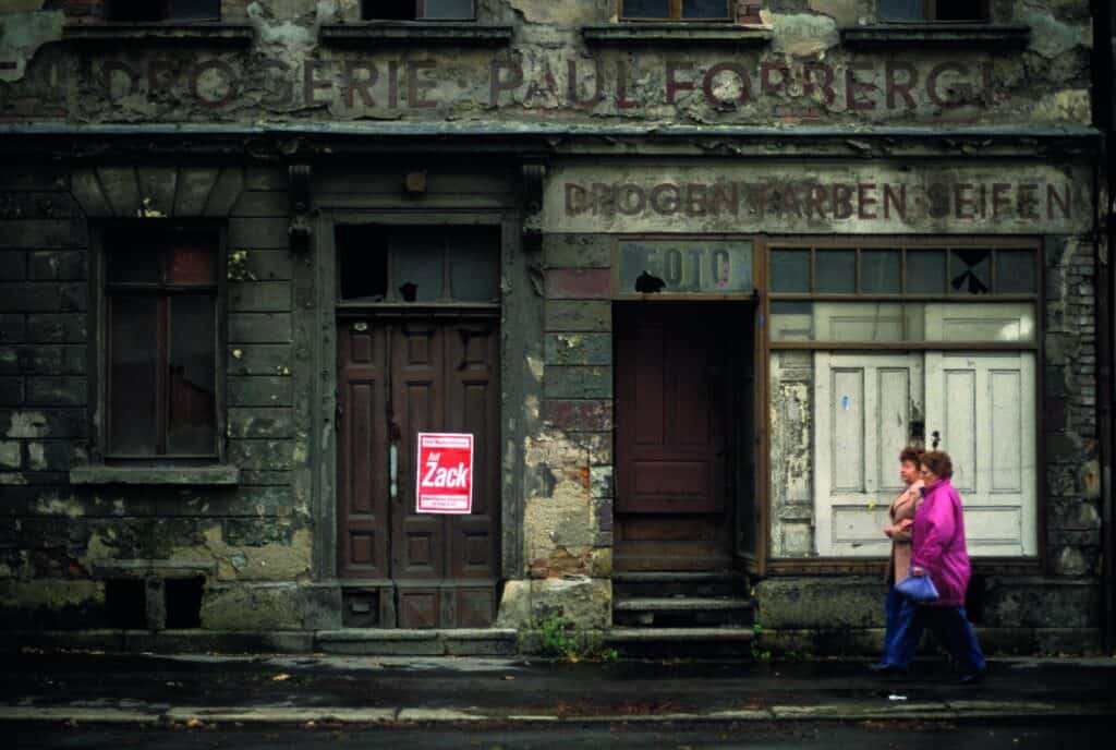 Veel bedrijfsgebouwen in de DDR zijn vervallen, zoals in Zwickau, 1990.