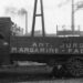 Arbeiders van Jurgens poseren stoer met de bedrijfsvrachtwagen, 1920.