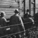 Duits-Joodse vluchtelingen (‘Ongewenschte Vreemdelingen’’) worden onder begeleiding van de Nederlandse marechaussee per trein teruggestuurd naar Duitsland vanaf Station Zevenaar.