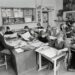 Oorlogseducatie: Schoolkinderen lezen de Anne Frank-krant in de klas, Nederland 3 mei 1979.