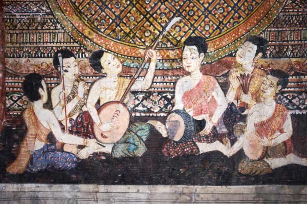 Muzikanten op een muurschildering in de Wat Suwandararam tempel in Ayutthaya.