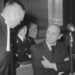 Willi Lages (rechts) overlegt tijdens zijn rechtszaak met zijn advocaat, 19 juli 1949.