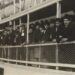 Immigranten op een boot nabij Ellis Island, circa 1900