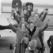 Vier bruidsparen vertrekken tegelijk van Schiphol naar Canada, 26 maart 1953.