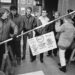 Uitkeringsgerechtigden protesteren tegen de eigen bijdrage van f 2,50. Amsterdam, 1983.