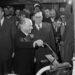 Jean Monnet maakt op 1 mei 1953 het eerste Europese afgietsel in de hoogoven van de fabriek van Belval,