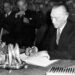Adenauer ondertekent de grondwet