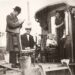Ambtenaar van de gemeente bezoekt een woonwagenfamilie bij gemeentelijke woningtelling in 1925.