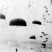Parachutsisten tijdens Operation Market Garden