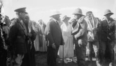 Getrude Bell in gesprek met de hoge commissaris van Palestina, Herbert Samuel, en een piloot. Jeruzalem, 1921.