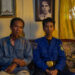 Andi Abdussalam Syahrir (l) (1975) en zijn broer Andi Cibu Syahrir (1977), kleinzoons van vrijheidsstrijder Andi Makkasau Parenrengi Lawawo (1926-1947) zijn verdrietig over de dood van hun grootvader die door de Nederlanders werd verdronken.