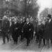Optocht van de Action française in 1927. Links vooraan Léon Daudet, rechts van hem Charles Maurras