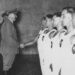 Adolf Hitler feliciteert de Britse roeiers op de Olympische Spelen van 1936 in Berlijn.