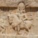 Een rotsreliëf bij Persepolis in Iran verbeeldt een Perzische overwinning op de Romeinen.