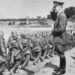 Adolf Hitler kijkt toe hoe zijn troepen naar Polen marcheren, september 1939.