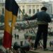 Demonstrant met een Roemeense vlag waar het communistische symbool uit is geknipt. Boekarest, 1989.