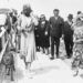 Josephine Baker wandelt met haar cheetah door Deauville in Normandië, 3 september 1930.
