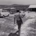 Een Israëlische kolonist loopt gewapend naar zijn auto in het Israëlische dorpje Elon Moreh op de Westelijke Jordaanoever of West Bank, 4 september 1977.