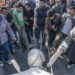 In Syrië trekken rebellen een standbeeld van Assad omver