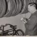 Rechercheurs inventariseren de buit van een fietsendief in Amsterdam, 1940.