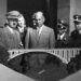 Adolf Hitler met rechts naast hem Fritz Todt Uiterst rechts Albert Speer. Düsseldorf, 1937.